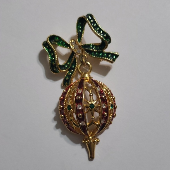 Jewelry - Holiday ornament brooch